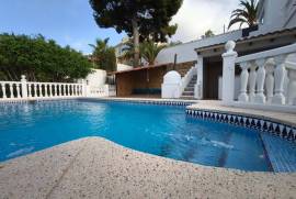 Charming detached house with swimming pool, chill-out area and views in Monte Bello Urbanization