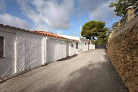 Charming detached house with swimming pool, chill-out area and views in Monte Bello Urbanization