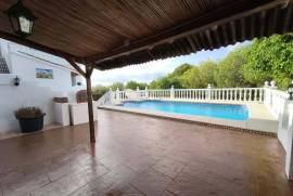Charming detached house with swimming pool, chill-out area and views in Monte Bello Urbanization