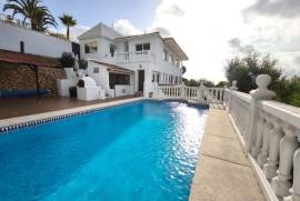 Charming detached house with swimming pool, chill-out area and views in Monte Bello Urbanization