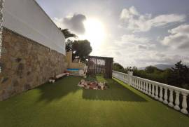 Charming detached house with swimming pool, chill-out area and views in Monte Bello Urbanization
