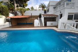 Charming detached house with swimming pool, chill-out area and views in Monte Bello Urbanization