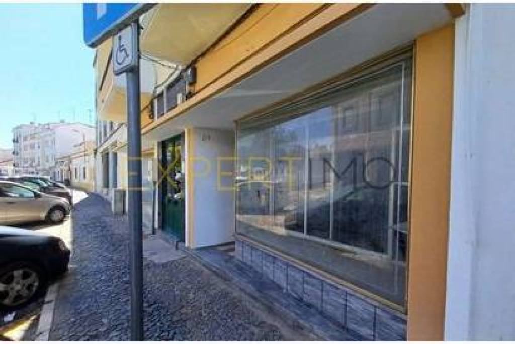 2 Commercial spaces with the possibility of being converted into residential use.