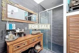 Upmarket House in Coastal Resort
