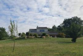 Detached Country House with Swimming Pool and Landscaped Garden