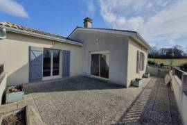 Detached Country House with Swimming Pool and Landscaped Garden
