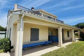 Detached Country House with Swimming Pool and Landscaped Garden