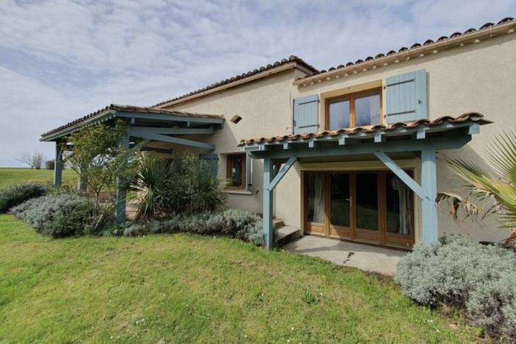 Detached Country House with Pool and Open Views