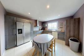 Detached House with Swimming Pool