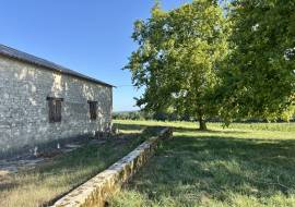 Magnifique propriete avec maison de plain pied et grange