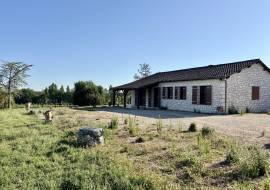 Magnifique propriete avec maison de plain pied et grange