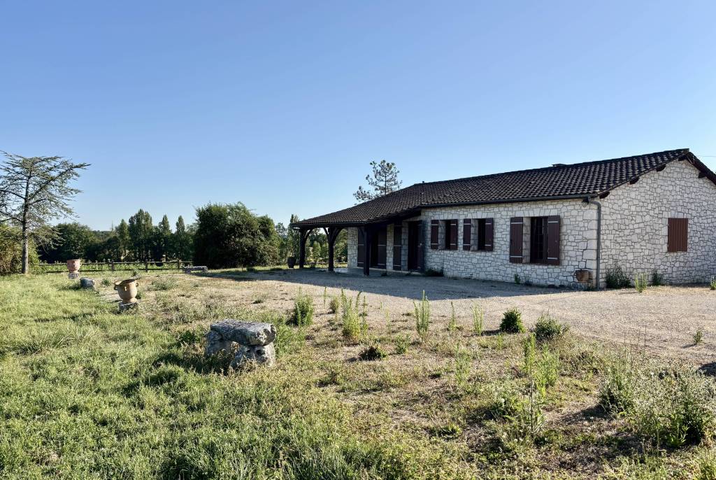 Magnifique propriete avec maison de plain pied et grange