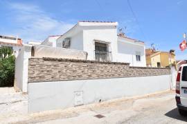 WONDERFUL DETACHED 4 BEDROOM VILLA IN IDEAL LOCATION