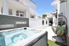 WONDERFUL DETACHED 4 BEDROOM VILLA IN IDEAL LOCATION