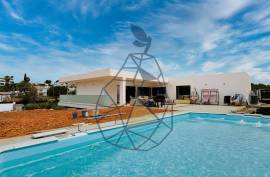 New and modern villa with pool in Alvor