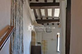Terraced house to renovate with cellars Terraced house to renovate with cellars
