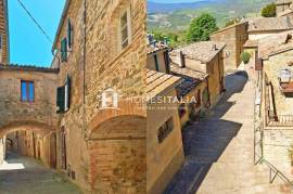 Terraced house to renovate with cellars Terraced house to renovate with cellars
