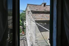 Terraced house to renovate with cellars Terraced house to renovate with cellars