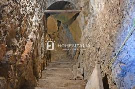 Terraced house to renovate with cellars Terraced house to renovate with cellars
