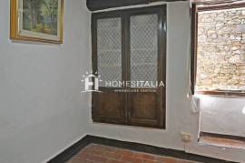 Terraced house to renovate with cellars Terraced house to renovate with cellars