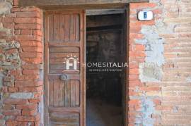Terraced house to renovate with cellars Terraced house to renovate with cellars