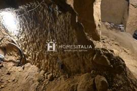 Terraced house to renovate with cellars Terraced house to renovate with cellars