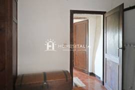 Terraced house to renovate with cellars Terraced house to renovate with cellars