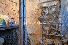 Terraced house to renovate with cellars Terraced house to renovate with cellars