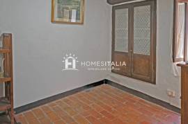 Terraced house to renovate with cellars Terraced house to renovate with cellars