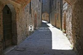 Terraced house to renovate with cellars