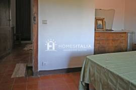 Terraced house to renovate with cellars Terraced house to renovate with cellars