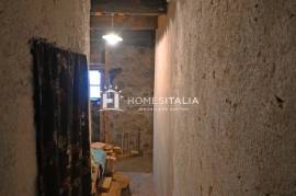 Terraced house to renovate with cellars Terraced house to renovate with cellars