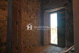 Terraced house to renovate with cellars Terraced house to renovate with cellars