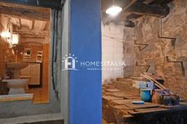 Terraced house to renovate with cellars Terraced house to renovate with cellars