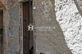 Terraced house to renovate with cellars Terraced house to renovate with cellars
