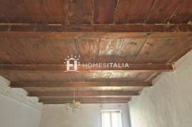 Apartment to renovate in historic centre