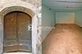 Apartment to renovate in historic centre
