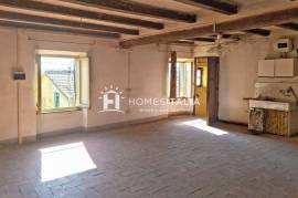 Apartment to renovate in historic centre