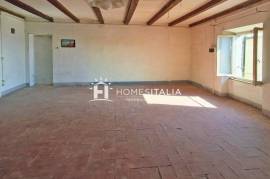 Apartment to renovate in historic centre