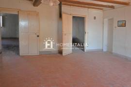 Apartment to renovate in historic centre