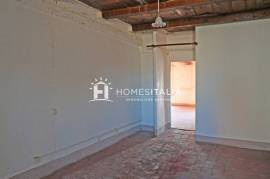 Apartment to renovate in historic centre