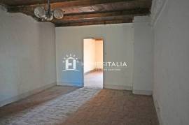 Apartment to renovate in historic centre