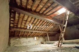 Apartment to renovate in historic centre