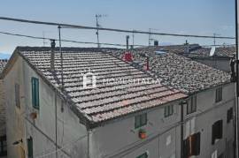 Apartment to renovate in historic centre