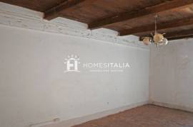 Apartment to renovate in historic centre