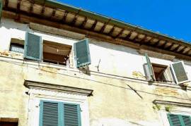 Apartment to renovate in historic centre