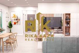 Contemporary 3 Bedroom Semi-Detached House with Garden and Sea Views