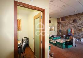 Shop for Commerce or Services with parking space, in Areosa Shop for Commerce or Services with parking space, in Areosa