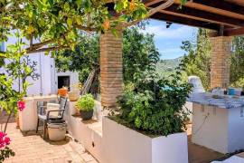 Authentic 1-Storey Algarvian Villa with Annex & Solar Power