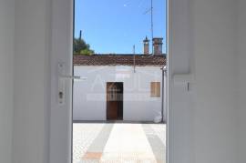 Renovated Two‑Bed. Villa with Annexes